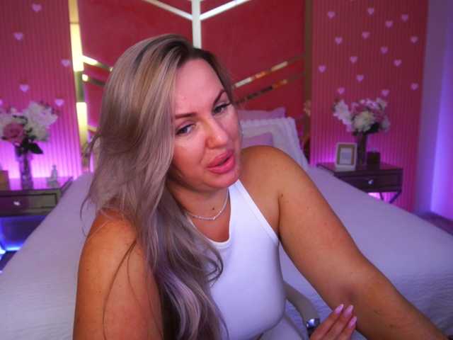 KiraCandyS live cam on BongaCams
