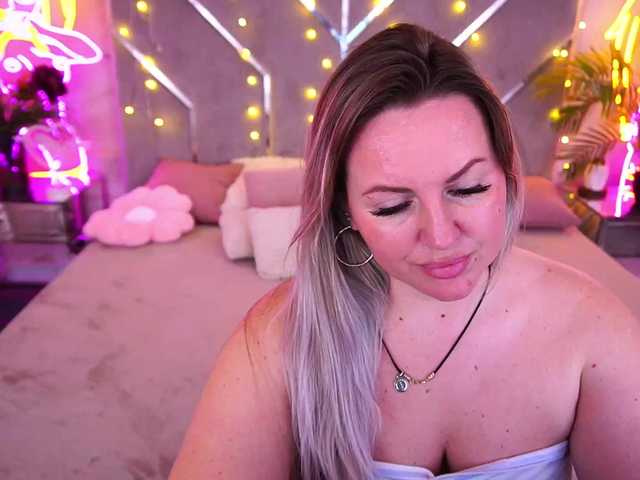 KiraCandyS's BongaCams show and profile