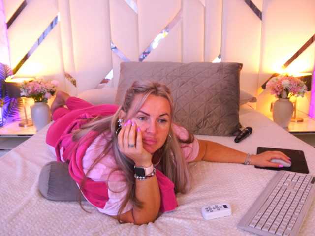 KiraCandyS live cam on BongaCams