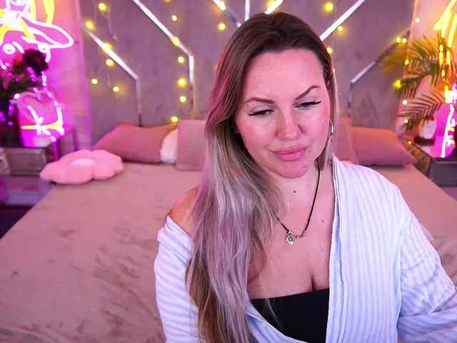 KiraCandyS's BongaCams show and profile