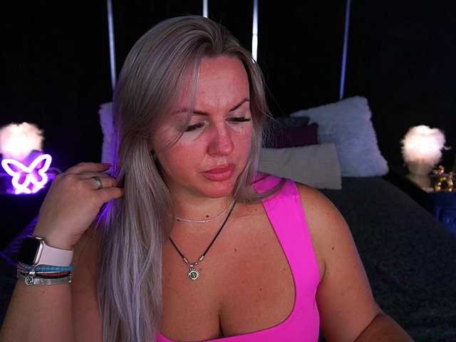 KiraCandyS live webcam show