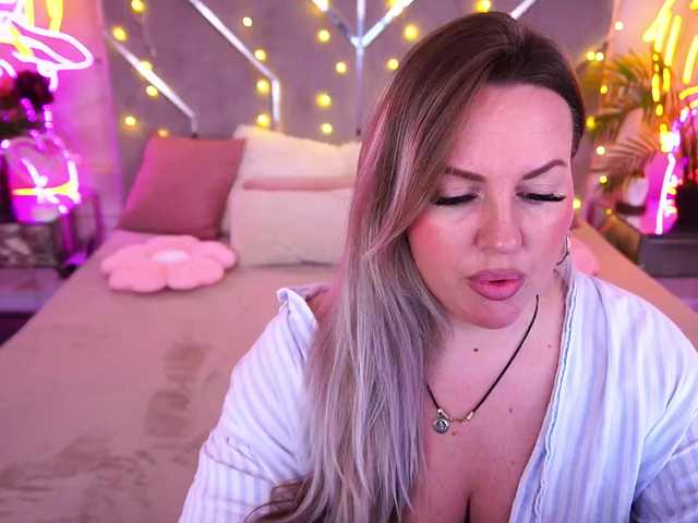 KiraCandyS's BongaCams show and profile