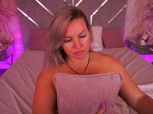 KiraCandyS live cam on BongaCams