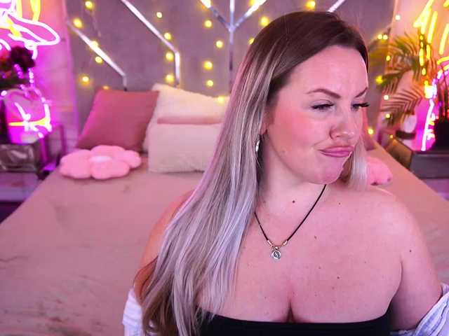 KiraCandyS's BongaCams show and profile