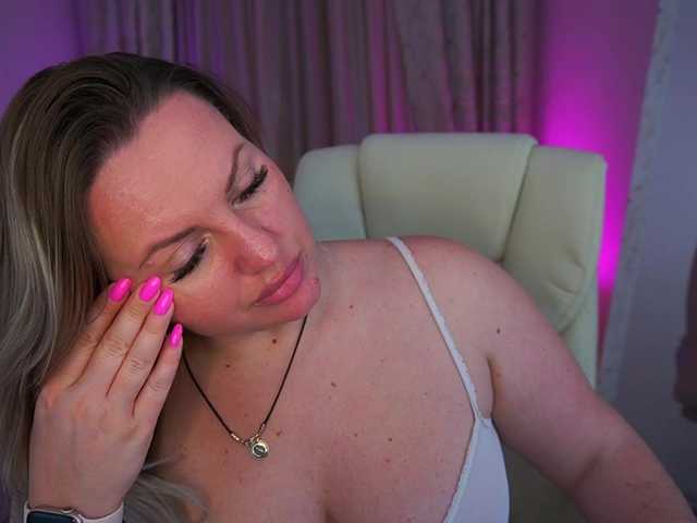 KiraCandyS's BongaCams show and profile