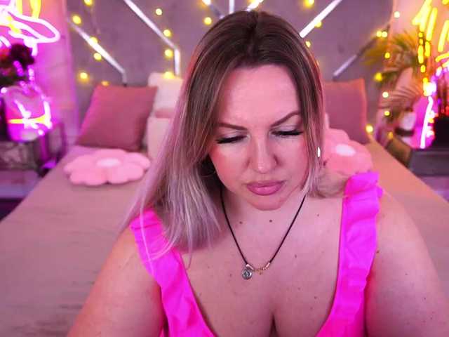 KiraCandyS's BongaCams show and profile