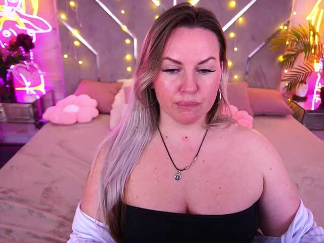 KiraCandyS's BongaCams show and profile