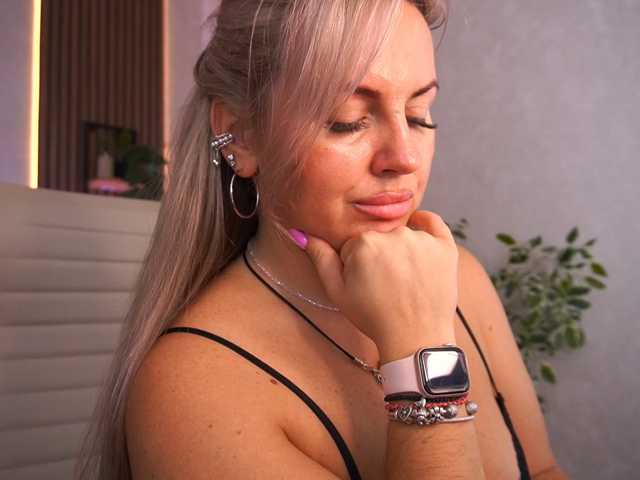 KiraCandyS live cam on BongaCams
