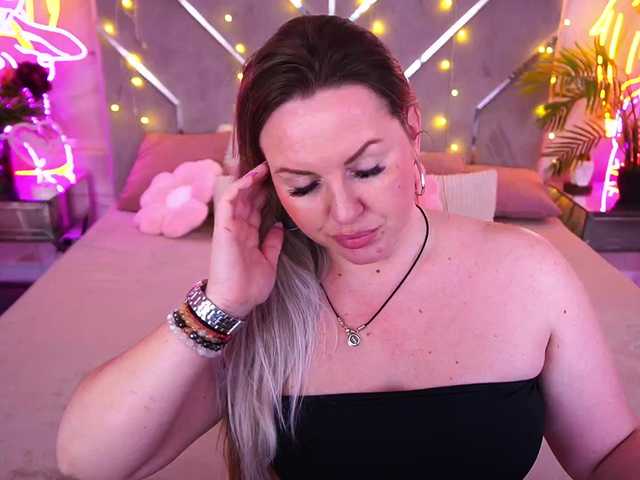 KiraCandyS's BongaCams show and profile