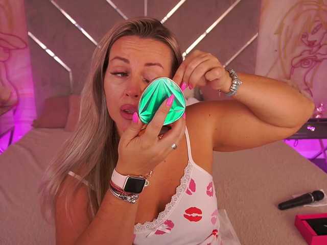 KiraCandyS live cam on BongaCams