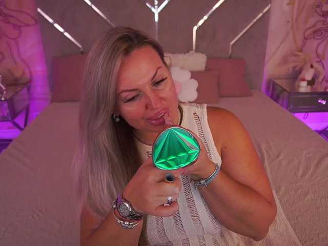 KiraCandyS live cam on BongaCams