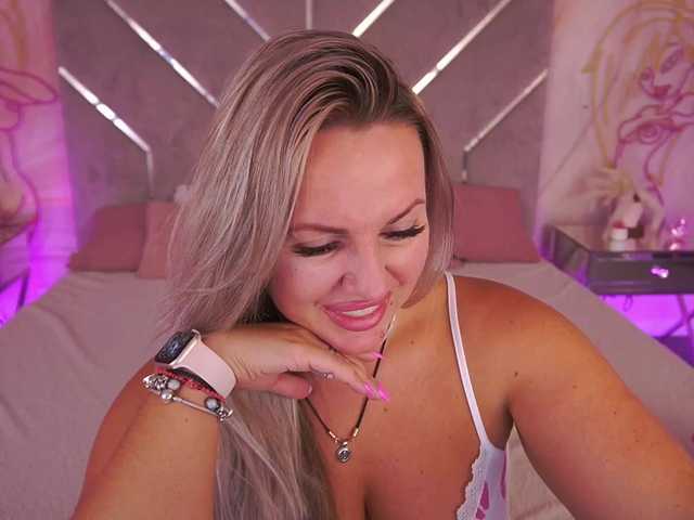 KiraCandyS live cam on BongaCams