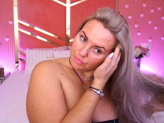 KiraCandyS live cam on BongaCams