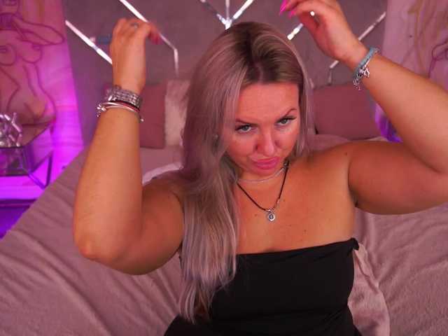 KiraCandyS live cam on BongaCams