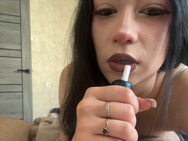 le modèle LuckyStar est en webcam porno dans un show sur le site bongacams, il possède les tags suivants: White/Caucasian,Brunette,Shaved