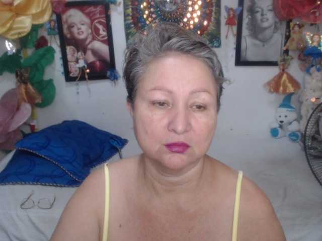 LADYQUEEN520 live webcam show