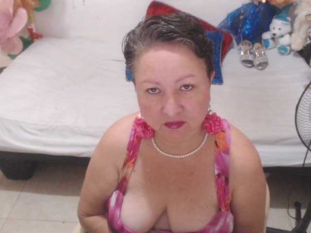 LADYQUEEN520 live webcam show