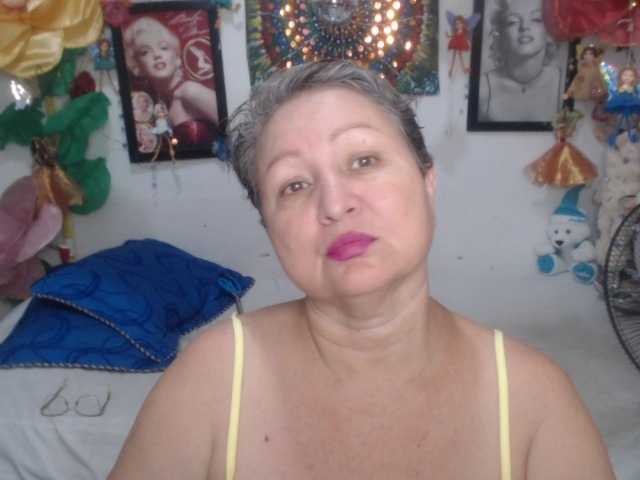 LADYQUEEN520 live webcam show