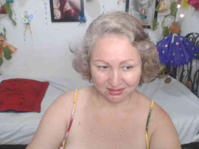 LADYQUEEN520 webcam