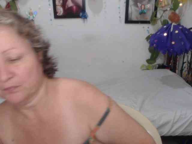 LADYQUEEN520 webcam