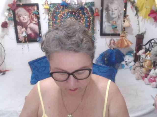LADYQUEEN520 webcam