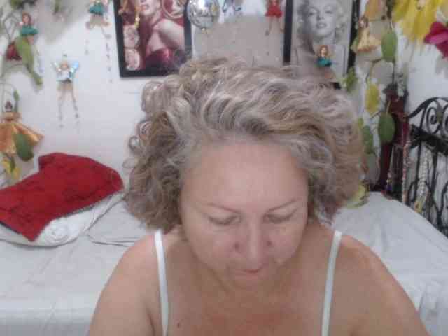 LADYQUEEN520 webcam