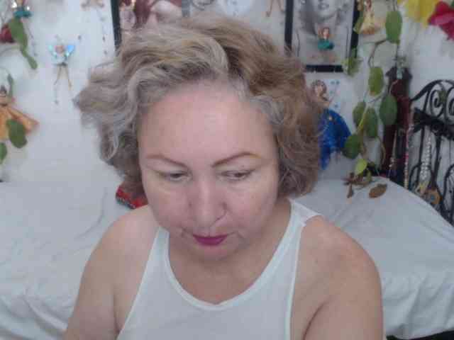 LADYQUEEN520 webcam