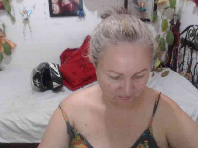 LADYQUEEN520 webcam
