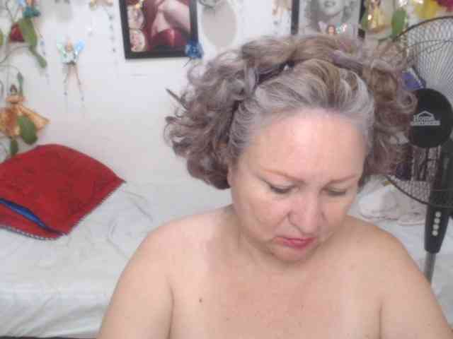 LADYQUEEN520 webcam