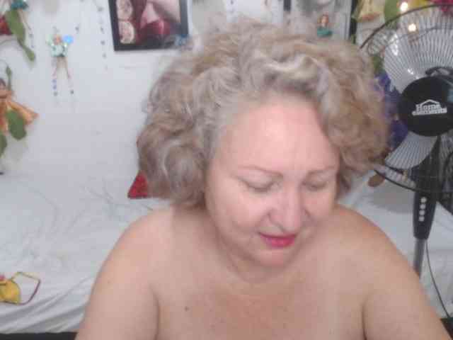 LADYQUEEN520 webcam