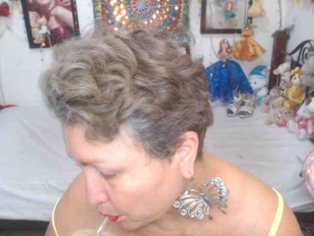 LADYQUEEN520 webcam