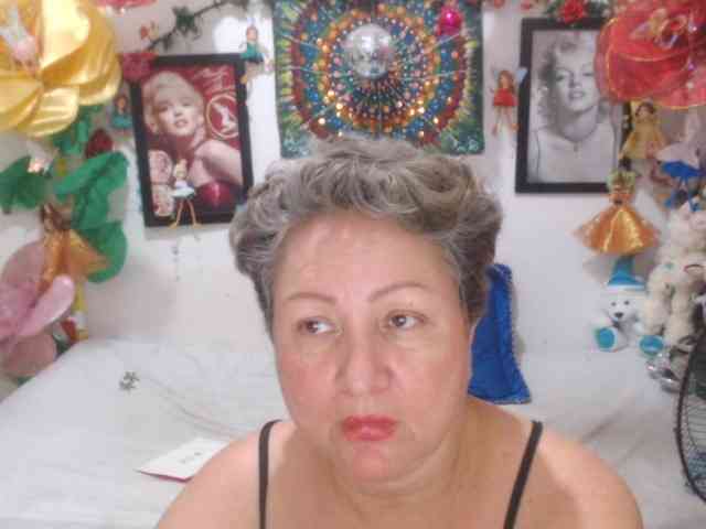 LADYQUEEN520 webcam