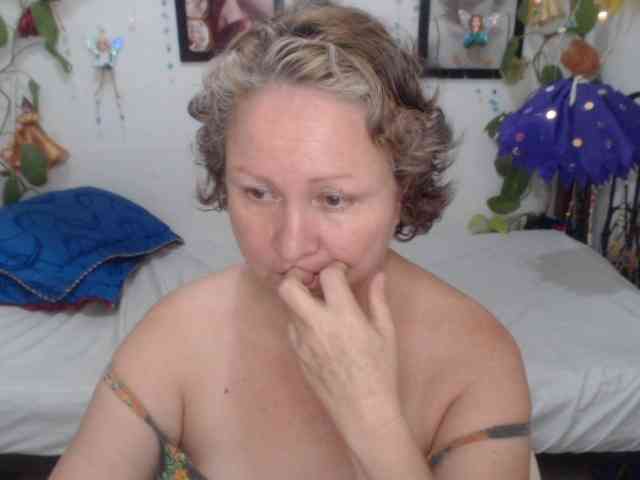 LADYQUEEN520 webcam