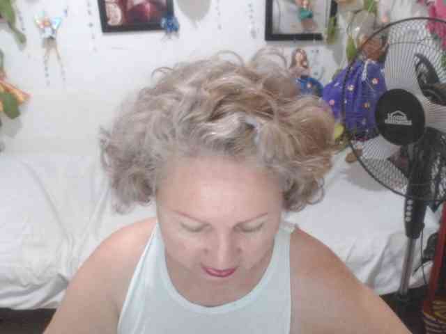 LADYQUEEN520 webcam