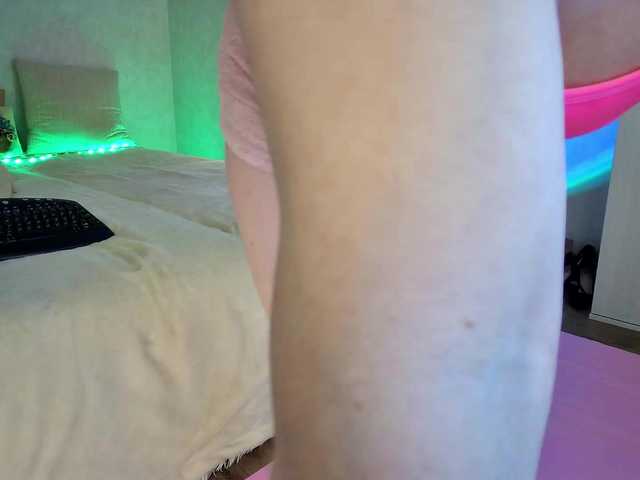 Rosea's BongaCams show and profile