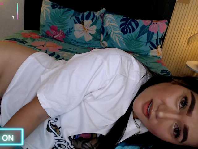 AdriannaFowler live cam on BongaCams