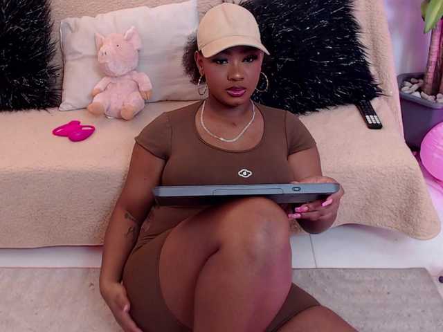 le modèle JasmineCampbell est en webcam porno dans un show sur le site bongacams, il possède les tags suivants: Ebony,Brunette,Shaved