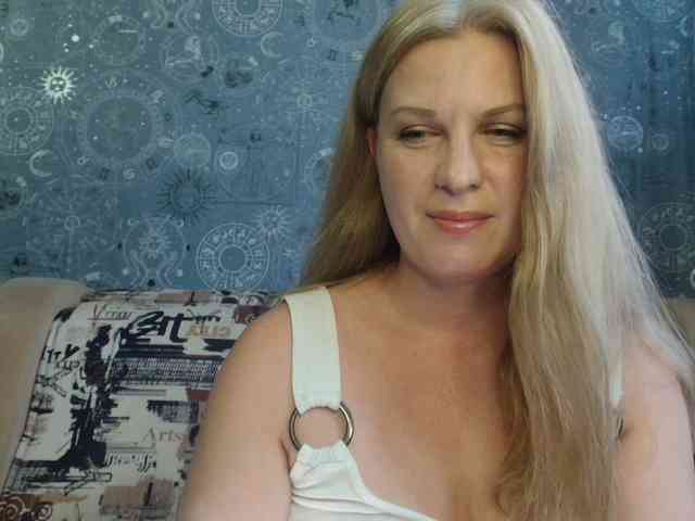 BlondeFox webcam