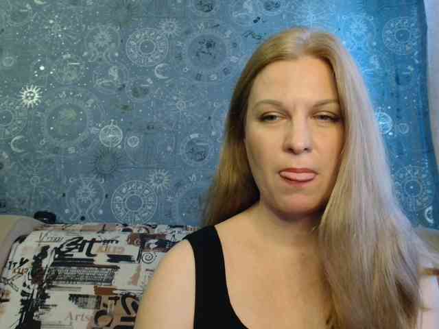 BlondeFox webcam