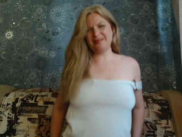 BlondeFox webcam