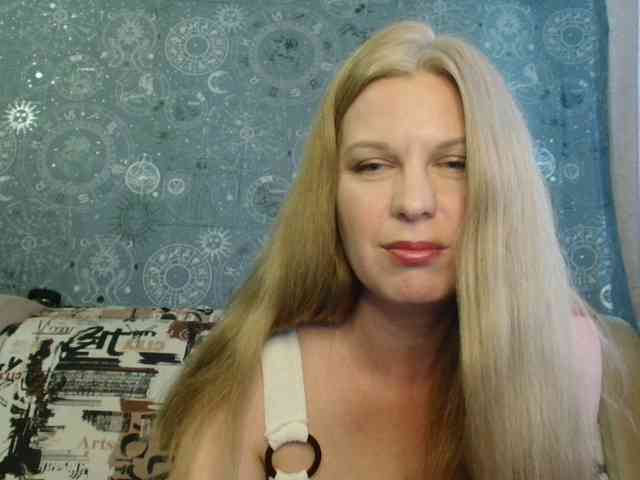 BlondeFox webcam