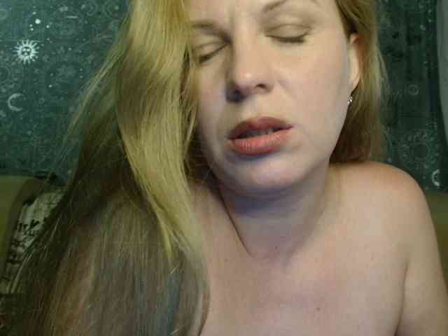 BlondeFox webcam