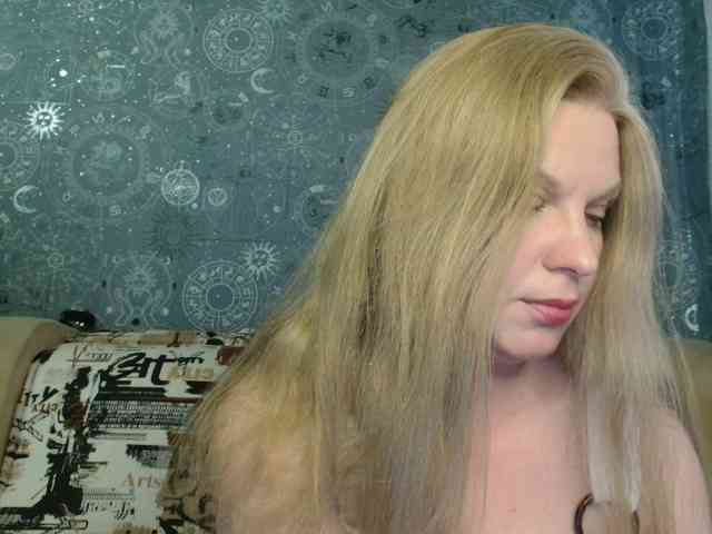 BlondeFox webcam