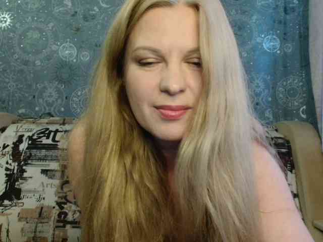 BlondeFox webcam