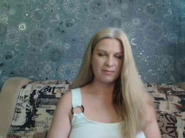 BlondeFox webcam