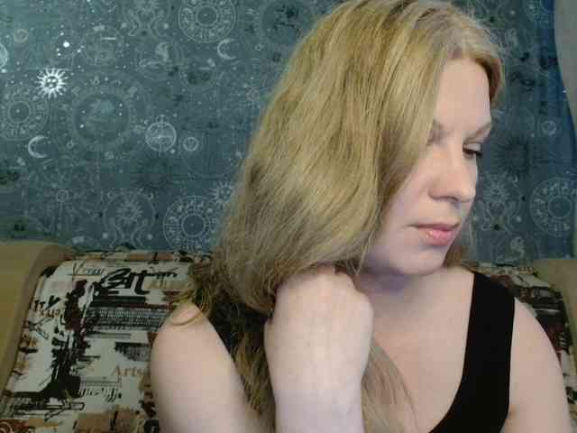 BlondeFox webcam