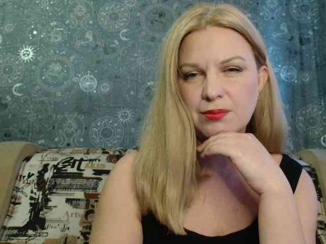 BlondeFox webcam