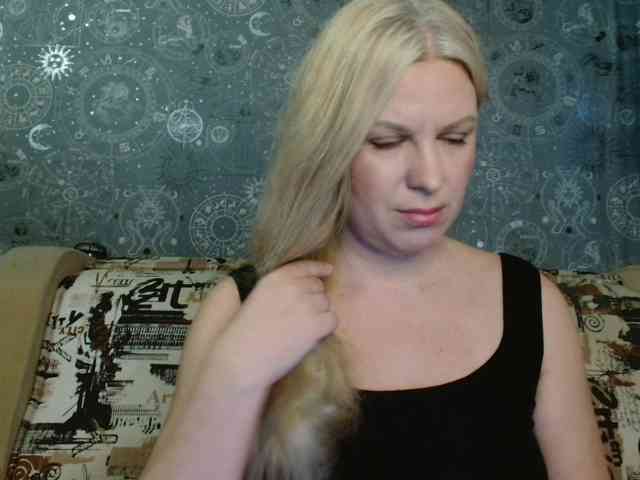 BlondeFox webcam