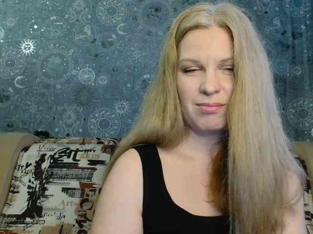 BlondeFox webcam