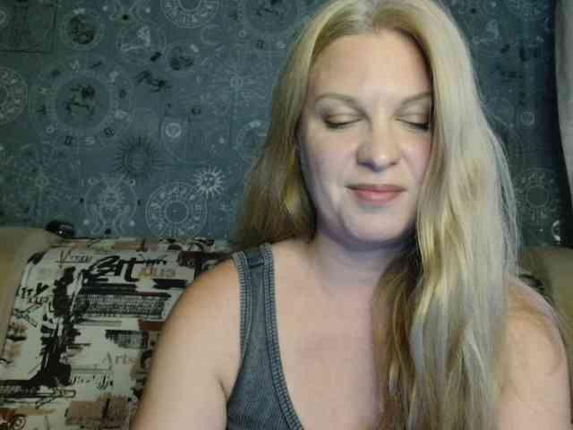 BlondeFox webcam